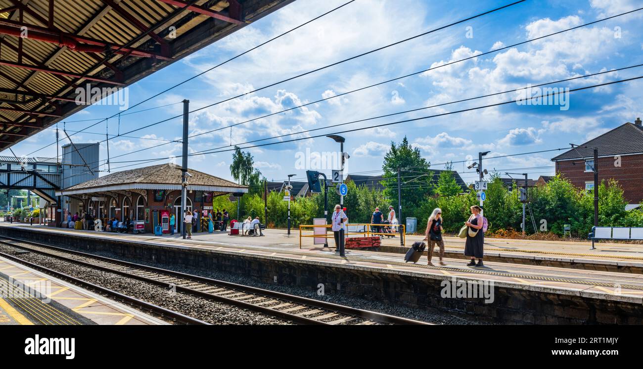 Gare de Grantham – les passagers et les voyageurs attendent sur le quai un jour d'été sous un ciel bleu d'été Banque D'Images