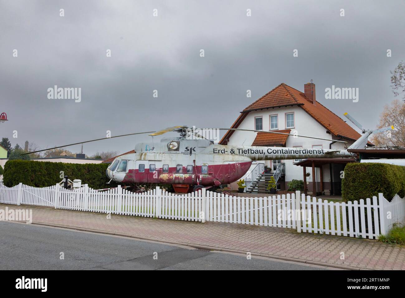 Héliport dans le jardin de devant, ici un Mil mi 8S. Banque D'Images