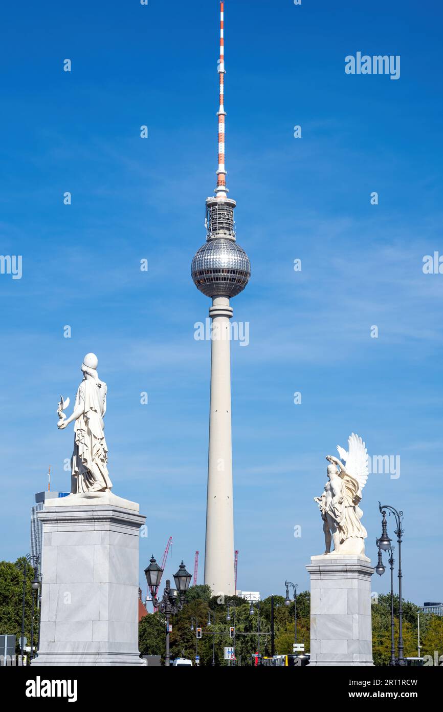 La célèbre tour de télévision de Berlin avec deux sculptures blanches Banque D'Images