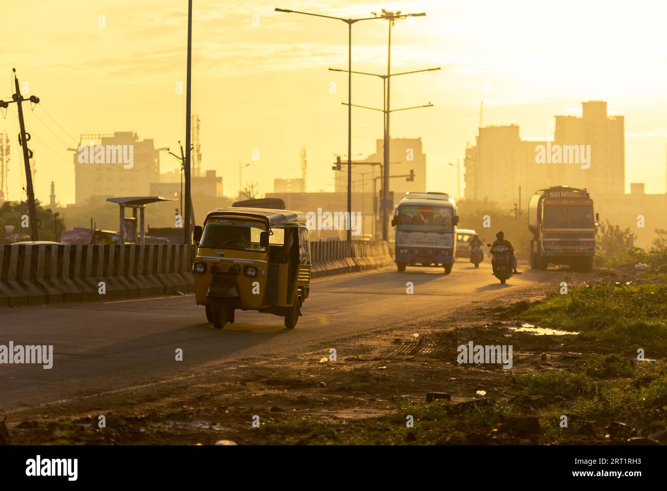 Déménagement la circulation durant le lever du soleil d'or dans la ville de Chennai, Inde du Sud Banque D'Images