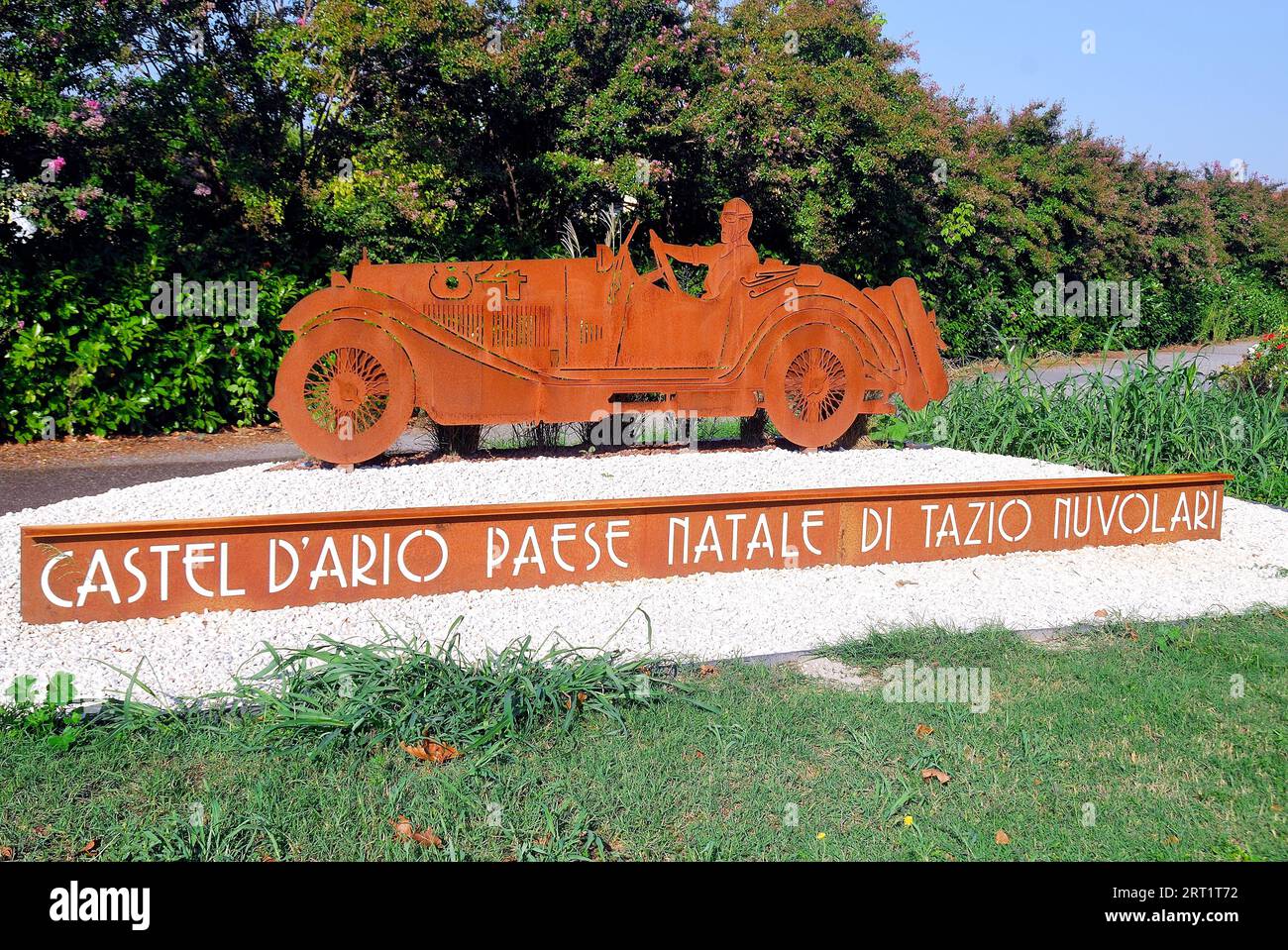 Castel d' Ario Town, Lombardie, Italie. Le monument dédié au pilote de Formule 1 Tazio Nuvolari né à Castel d'Ario le 16 novembre 1892. Banque D'Images