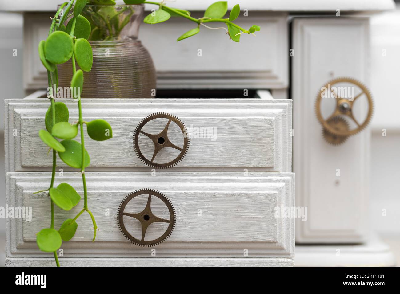 Détail de placard miniature blanc avec roues dentées comme tiroir boutons Banque D'Images