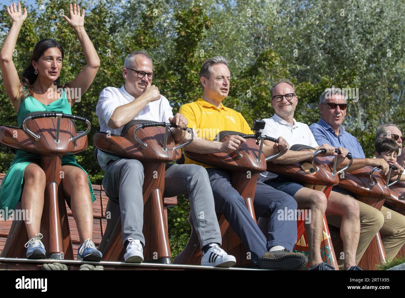 De panne, Belgique. 10 septembre 2023. Ministre flamand de l'Environnement, de l'Energie, du Tourisme et de la Justice Zuhal Demir, ministre flamand des Finances, du Budget et du logement Matthias Diependaele, président de la N-va Bart de Wever, ministre flamand de l'éducation et de la protection des animaux et des Sports Ben Weyts, le ministre flamand Jan jambon et Peter de Roover de la N-va photographiés lors de la journée annuelle de la famille du parti nationaliste flamand conservateur N-va, le dimanche 10 septembre 2023 au parc à thème Plopsaland à Adinkerke, de panne. BELGA PHOTO NICOLAS MAETERLINCK crédit : Belga News Agency/Alamy Live News Banque D'Images