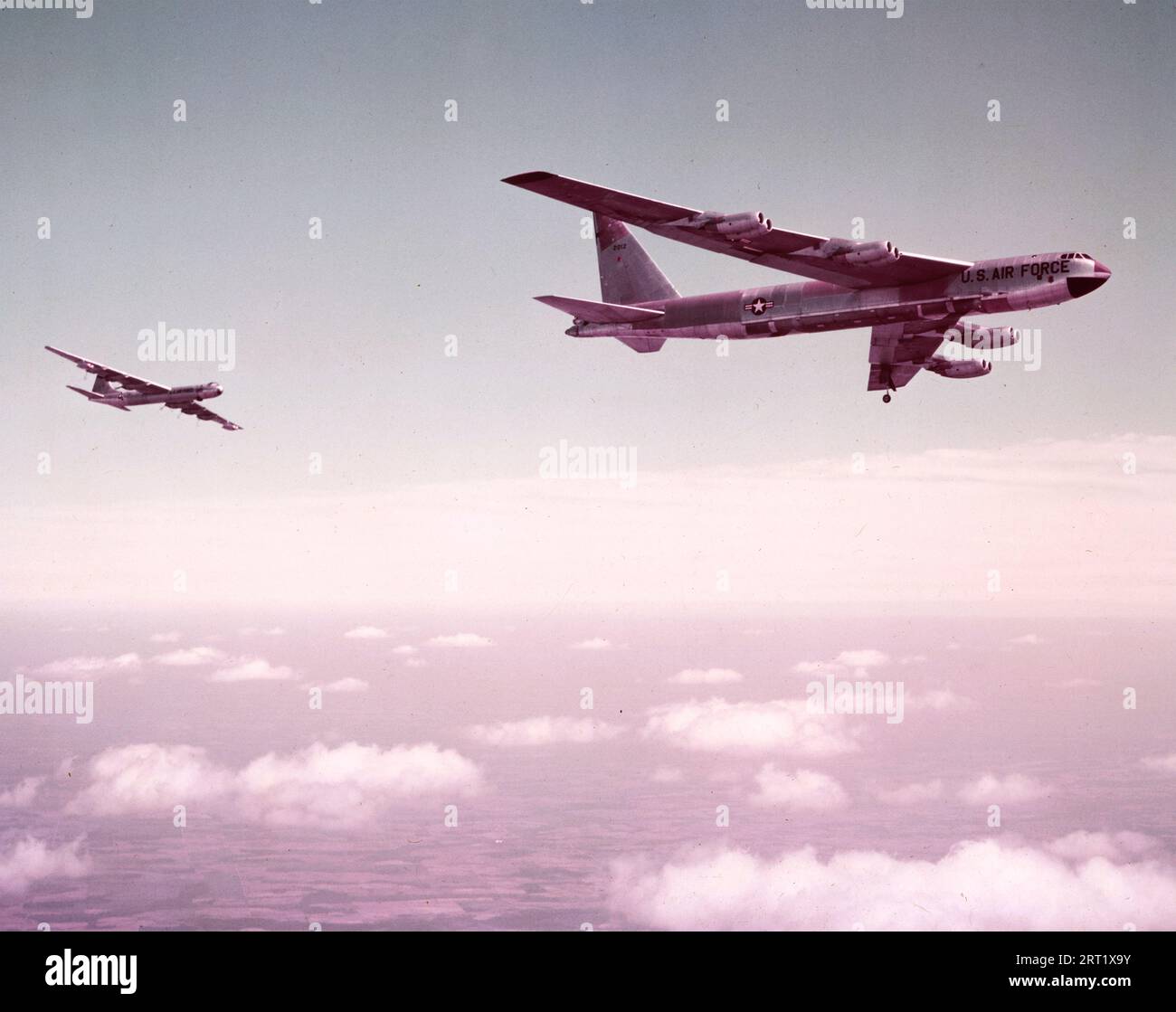 Base aérienne d'Eglin - Boeing B-52 et Consolidated Vultee B-36 en vol Banque D'Images
