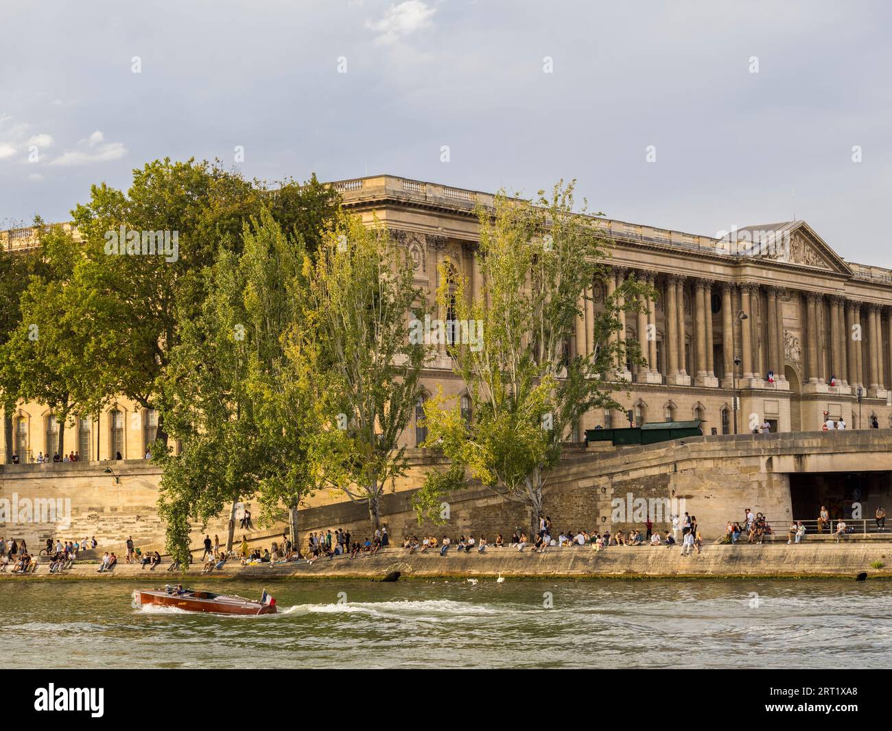 Personnes assis et se détendant sur les rives de la Seine, nr le Musée du Louvre, quartier égyptien, Paris, France, Europe, UE. Banque D'Images