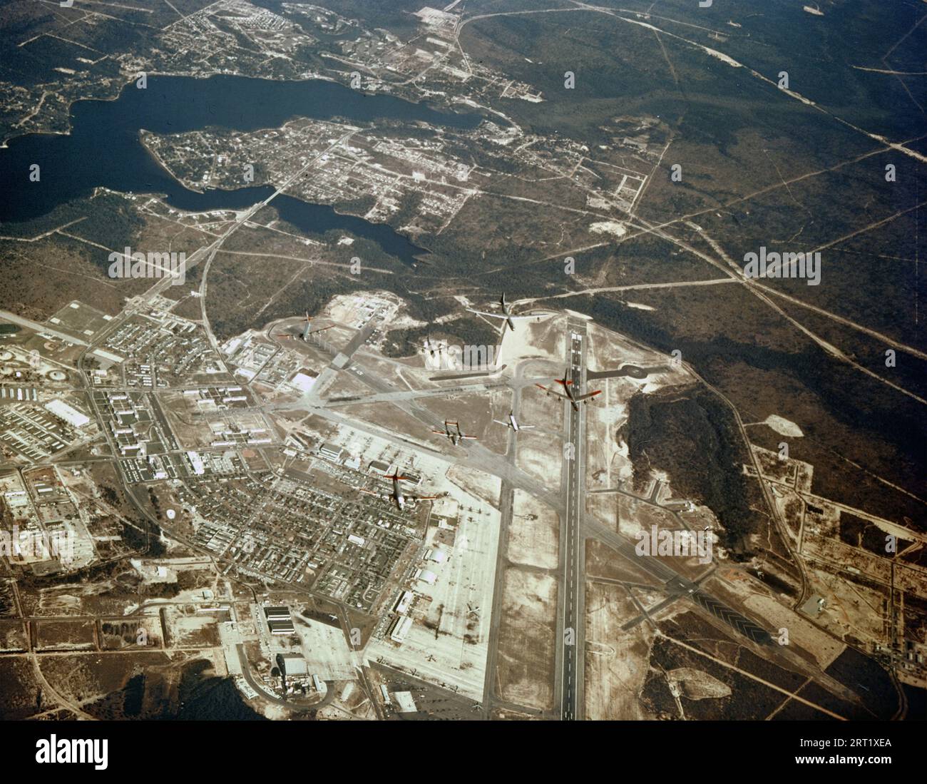 Eglin AFB, FL Boeing B-52, Consolidated B-36, Boeing B-47, Douglas C-124, Fairchild C-119 et Consolidated C-131 en formation Banque D'Images