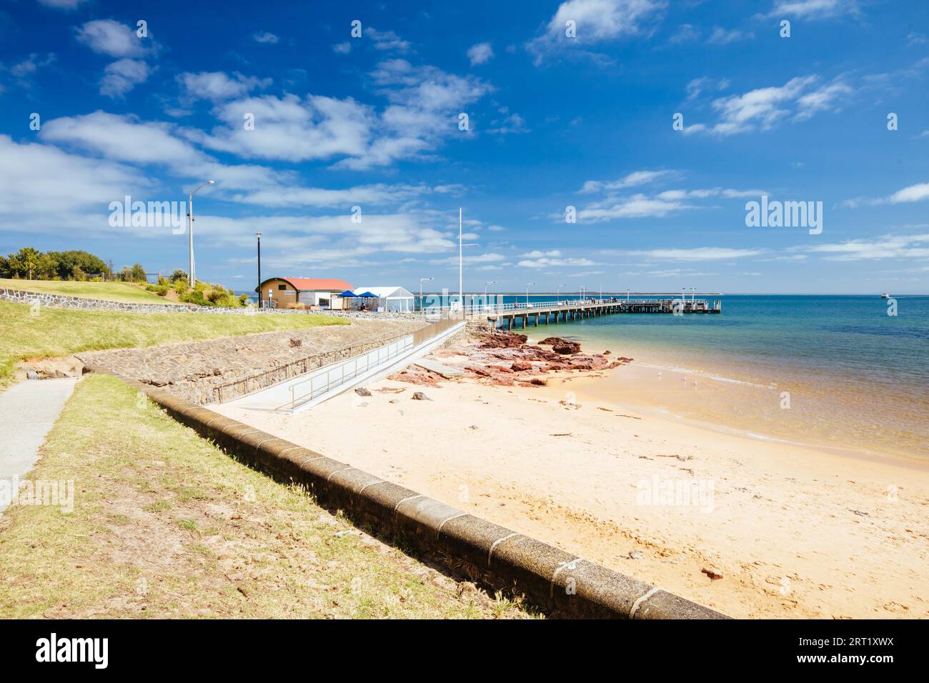 Cowes Foreshore et sa jetée emblématique et sa plage lors d'une chaude journée d'été à Philip Island, Australie Banque D'Images