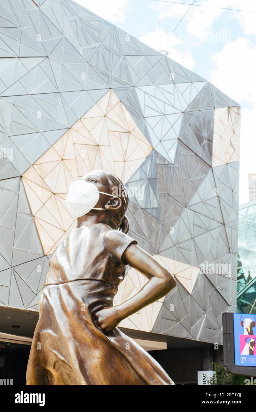 Melbourne, Australie, 10 octobre 2020 : Federation Square et une statue masquée de Fearless Girl à Melbourne est calme et vide pendant le Banque D'Images