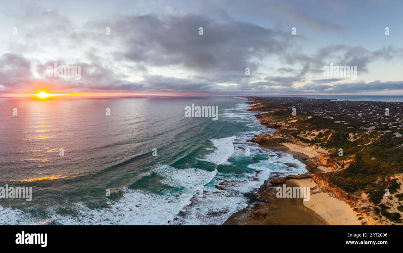 Photo aérienne de la péninsule de Mornington en direction de point Nepean et de Port Phillip Bay au coucher du soleil à Victoria, en Australie Banque D'Images