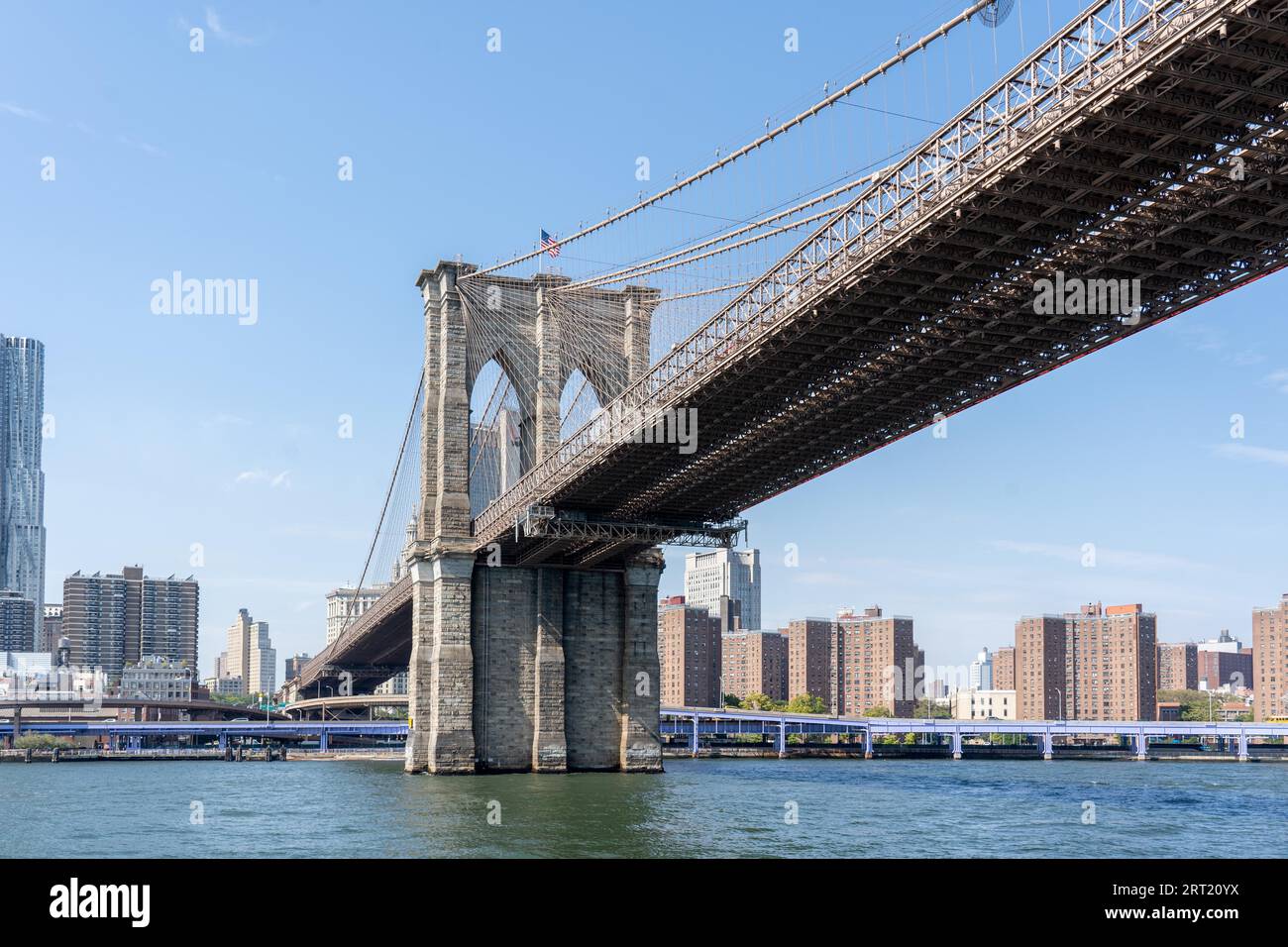 New York, États-Unis, 23 septembre 2019 : vue du célèbre pont de Brooklyn vers Manhattan à New York Banque D'Images