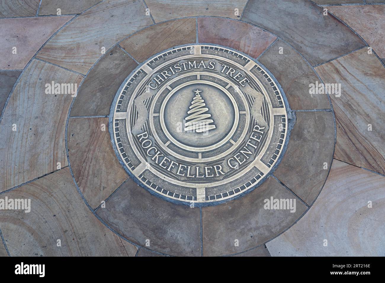 New York, États-Unis, 21 septembre 2019 : plaque métallique marquant l'emplacement du sapin de Noël au Rockefeller Center Banque D'Images