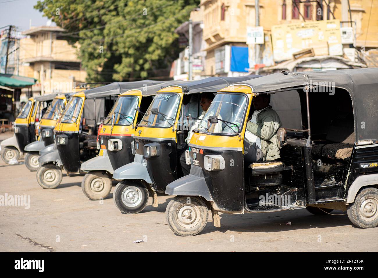 Jaisalmer, Inde, 6 décembre 2019 : une rangée de tuk tuks stationnés Banque D'Images