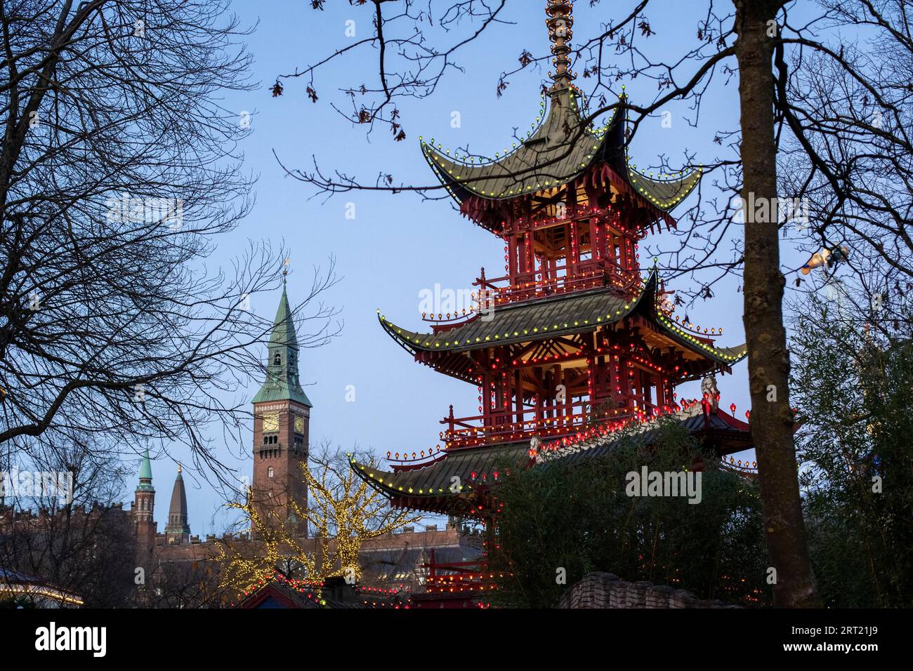 Copenhague, Danemark, 20 novembre 2020 : lumières et décorations de Noël dans les célèbres jardins de Tivoli Banque D'Images