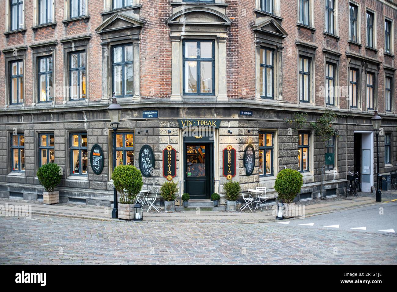 Copenhague, Danemark, 12 novembre 2020 : vue extérieure du bar à vin et du magasin de vin Ubbe vin dans le centre-ville Banque D'Images