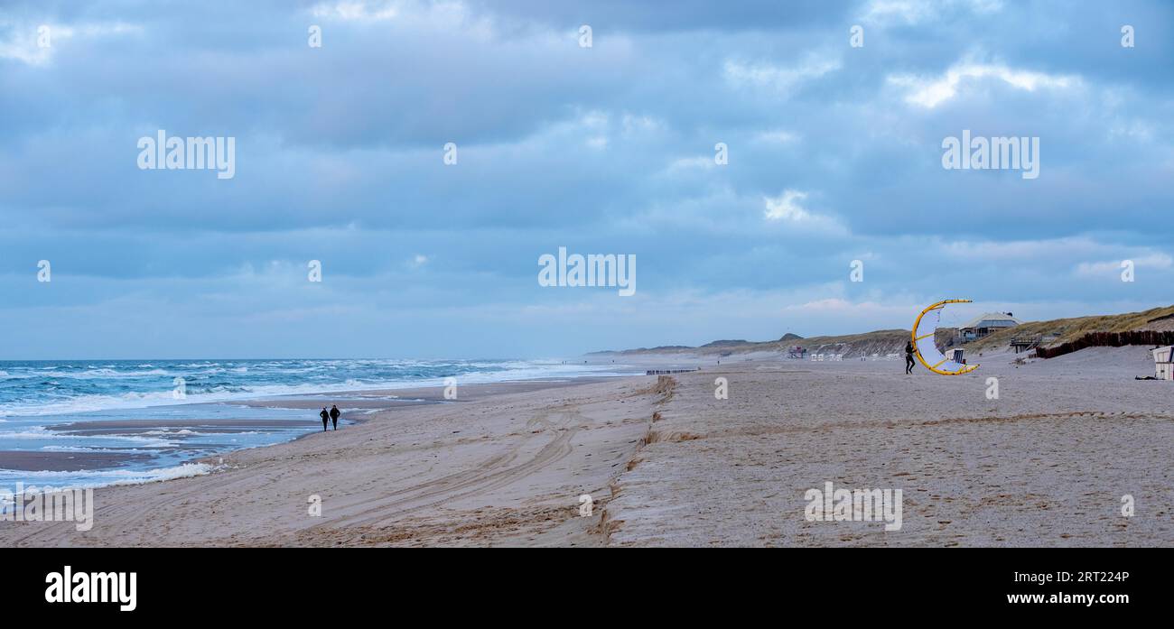 Surfez sur les vagues au large de l'île de Sylt en mer du Nord Banque D'Images