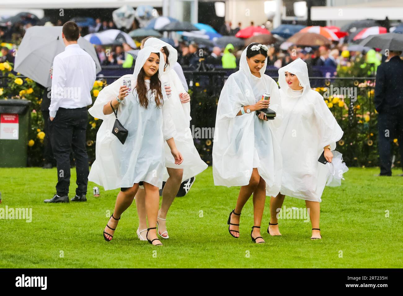 MELBOURNE, AUSTRALIE, NOVEMBRE 2 : Drunk Punters à la fin du Derby Day au Melbourne Cup Carnival 2019 à l'hippodrome de Flemington à Melbourne Banque D'Images