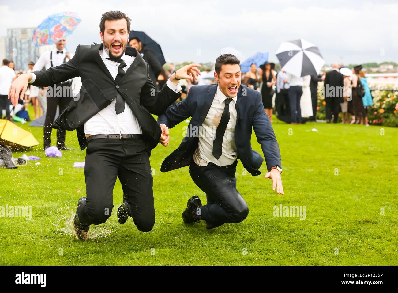 MELBOURNE, AUSTRALIE, NOVEMBRE 2 : Drunk Punters à la fin du Derby Day au Melbourne Cup Carnival 2019 à l'hippodrome de Flemington à Melbourne Banque D'Images