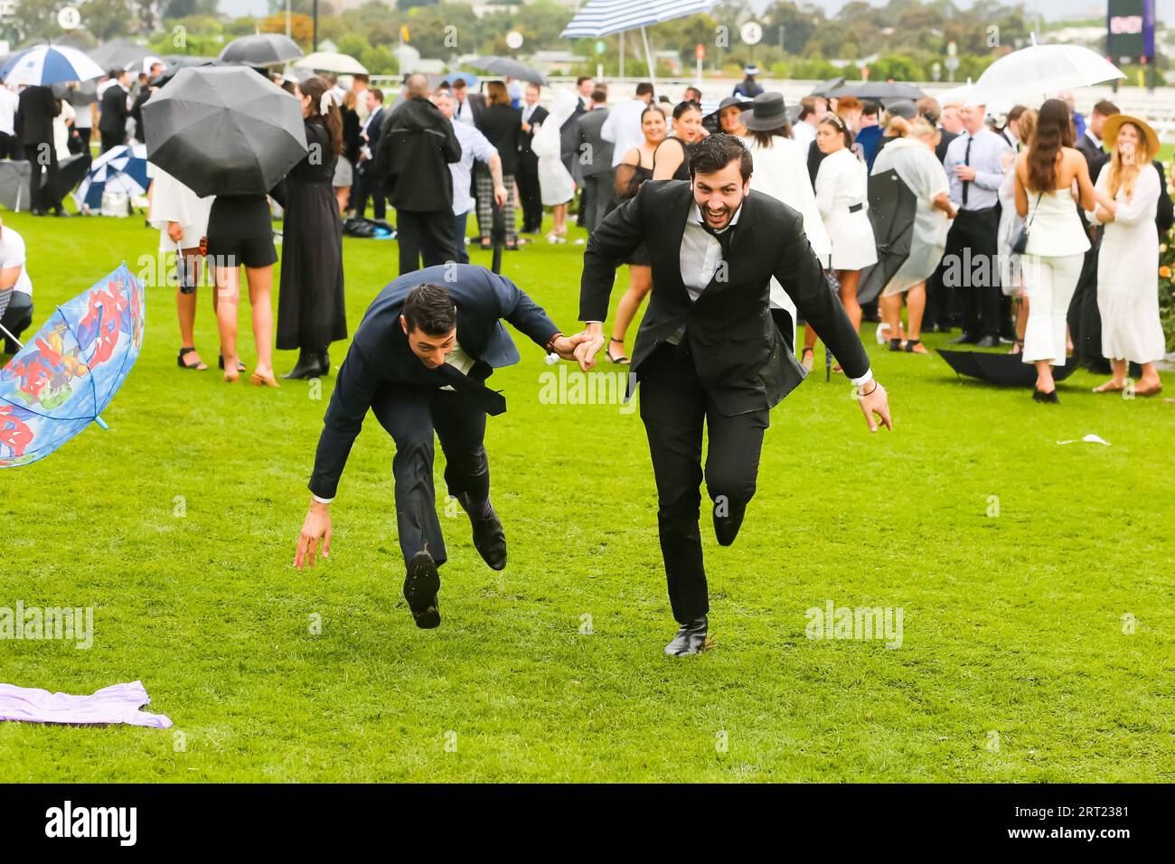 MELBOURNE, AUSTRALIE, NOVEMBRE 2 : Drunk Punters à la fin du Derby Day au Melbourne Cup Carnival 2019 à l'hippodrome de Flemington à Melbourne Banque D'Images