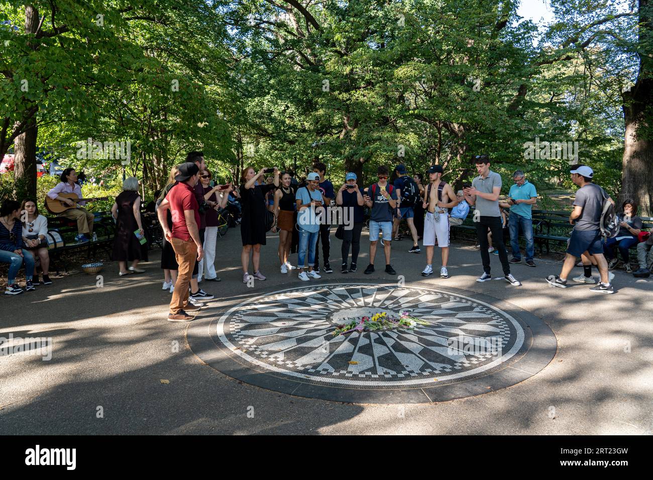 New York, États-Unis, 21 septembre 2019 : des personnes se tiennent devant le mémorial John Lennon à Strawberry Fields dans Central Park Banque D'Images