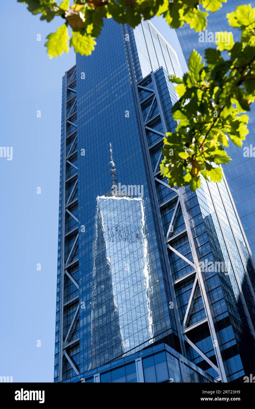 New York, États-Unis d'Amérique, 19 septembre 2019 : point de vue de réflexion du One World Trade Center à Lower Manhattan Banque D'Images
