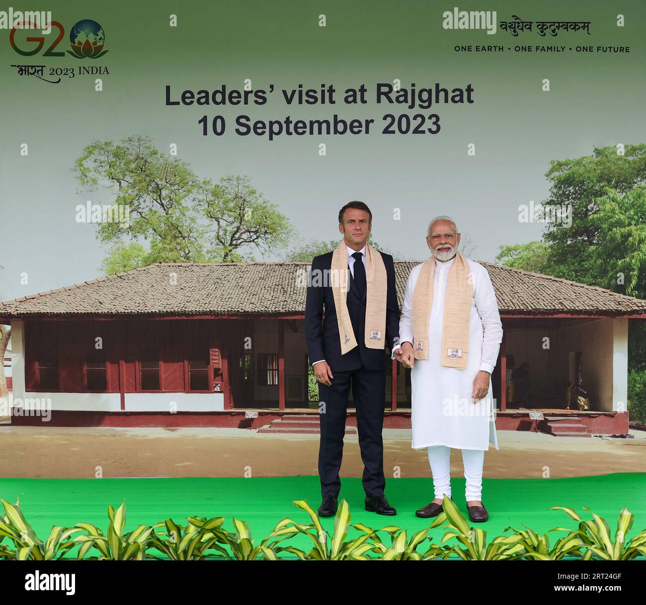 New Delhi, Inde. 10 septembre 2023. Le Premier ministre indien Narendra Modi (à droite) et le président français Emmanuel Macron (à gauche) posent pour une photographie à leur arrivée avant de rendre hommage au mémorial Mahatma Gandhi à Raj Ghat, en marge du sommet du G20 à New Delhi, en Inde, le 10 septembre 2023. Photo du Bureau d'information de presse (PIB)/ crédit : UPI/Alamy Live News Banque D'Images