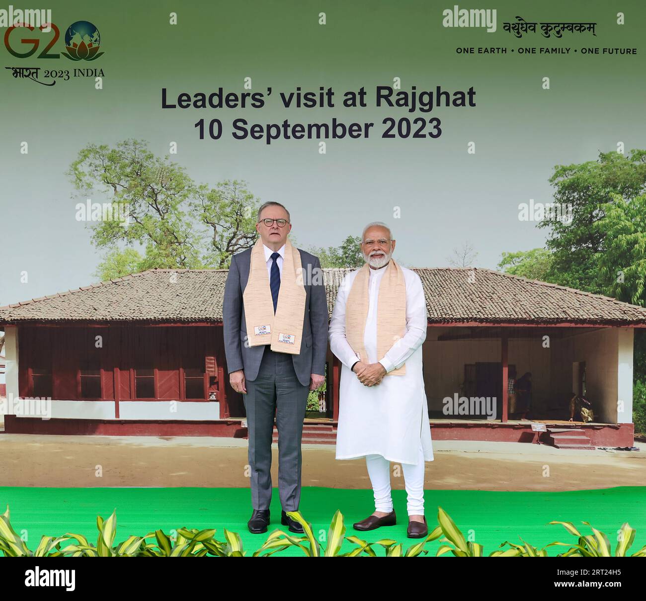 New Delhi, Inde. 10 septembre 2023. Le Premier ministre indien Narendra Modi (à droite) et le Premier ministre australien Anthony Albanese posent pour une photographie à leur arrivée avant de rendre hommage au mémorial Mahatma Gandhi à Raj Ghat, en marge du sommet du G20 à New Delhi, en Inde, le 10 septembre 2023. Photo du Bureau d'information de presse (PIB)/ crédit : UPI/Alamy Live News Banque D'Images