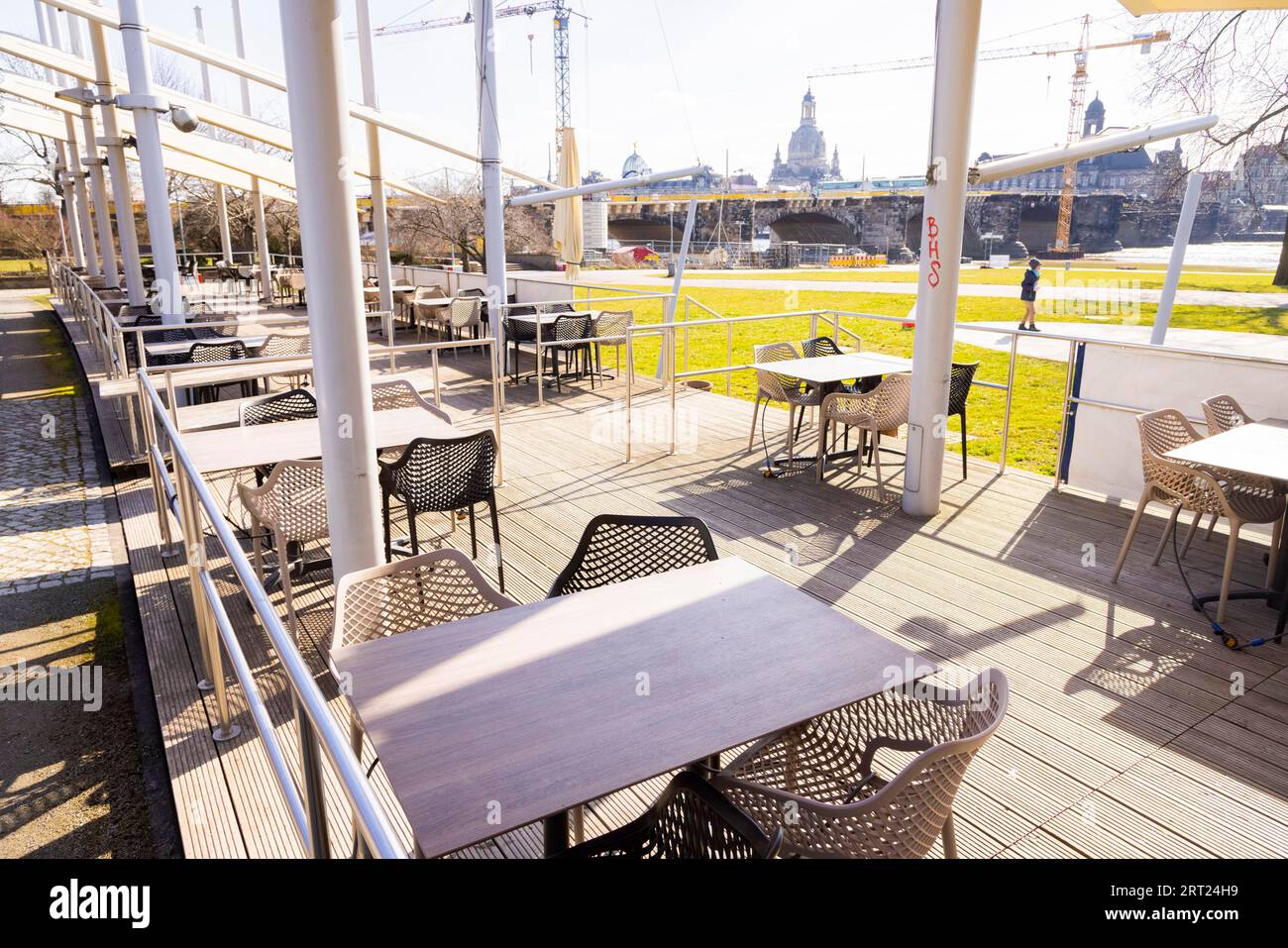 Les tables du restaurant Elbsegler sont désertes dans la première lumière printanière sur les rives de l'Elbe à Dresde, tout attend Banque D'Images