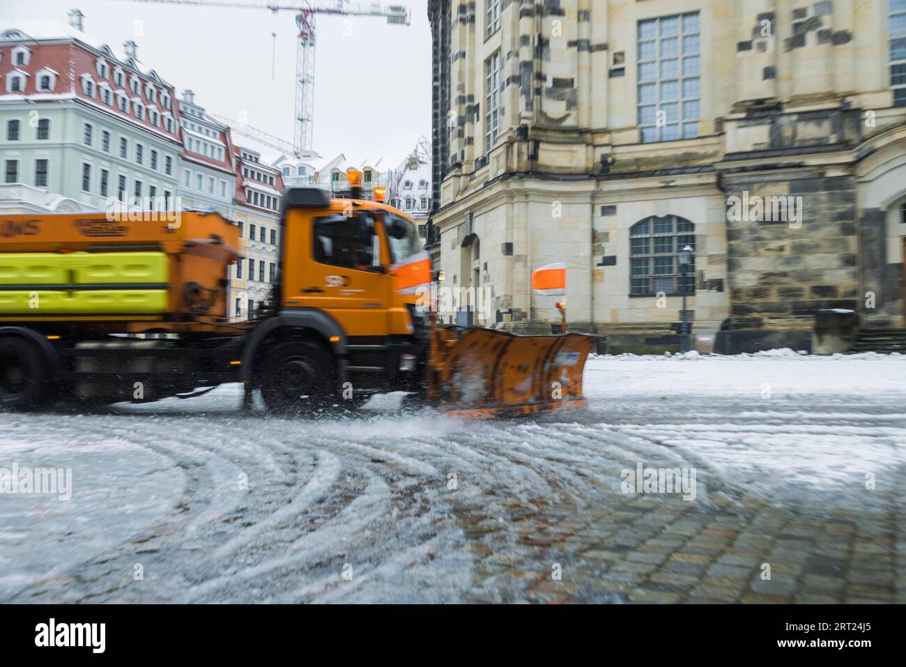 Véhicule de service d'hiver à l'église de notre-Dame Banque D'Images