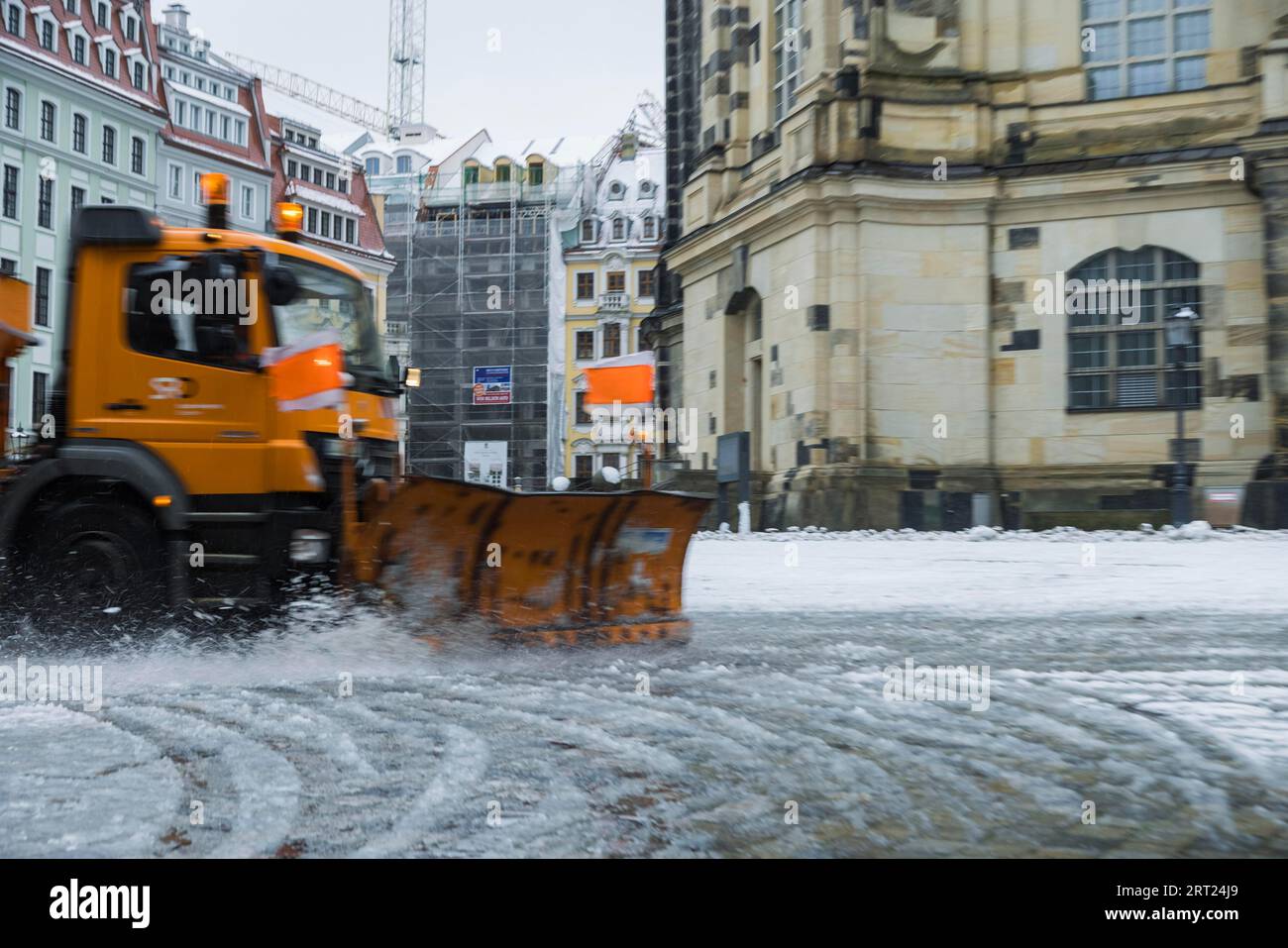 Véhicule de service d'hiver à l'église de notre-Dame Banque D'Images