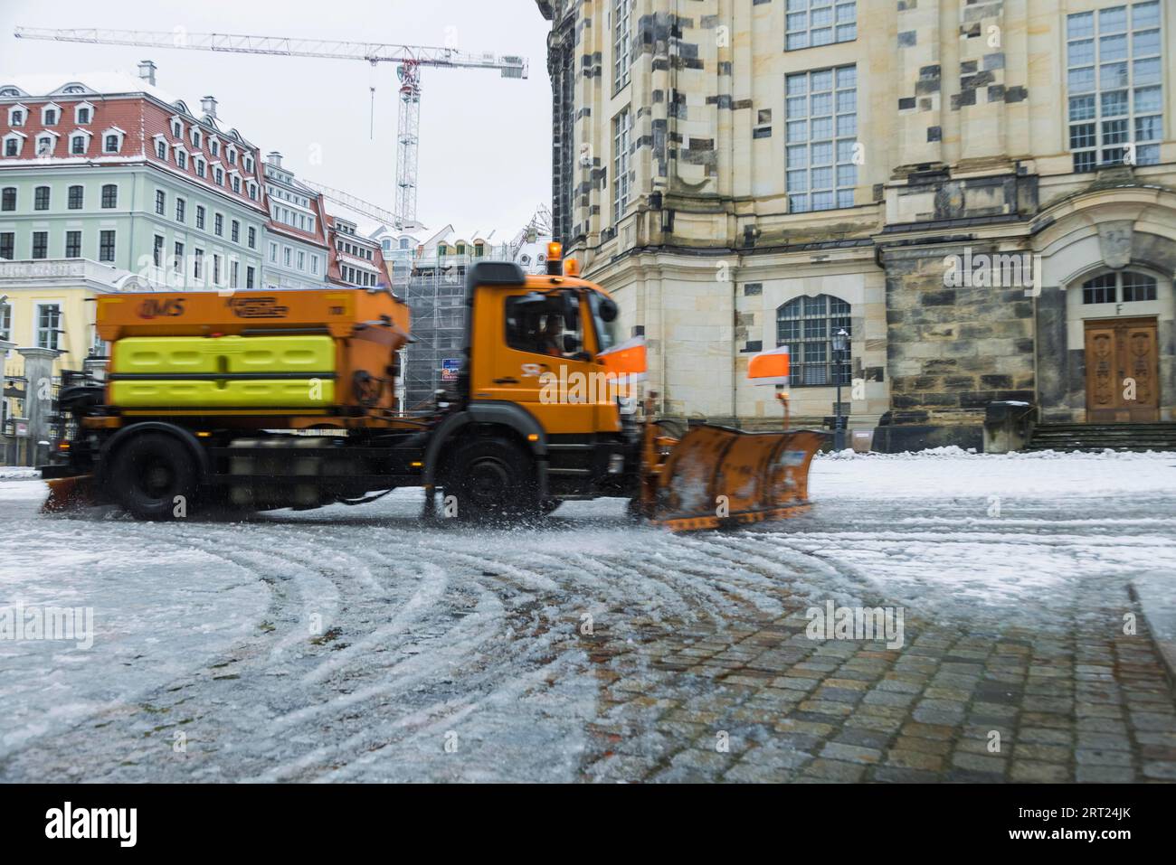 Véhicule de service d'hiver à l'église de notre-Dame Banque D'Images