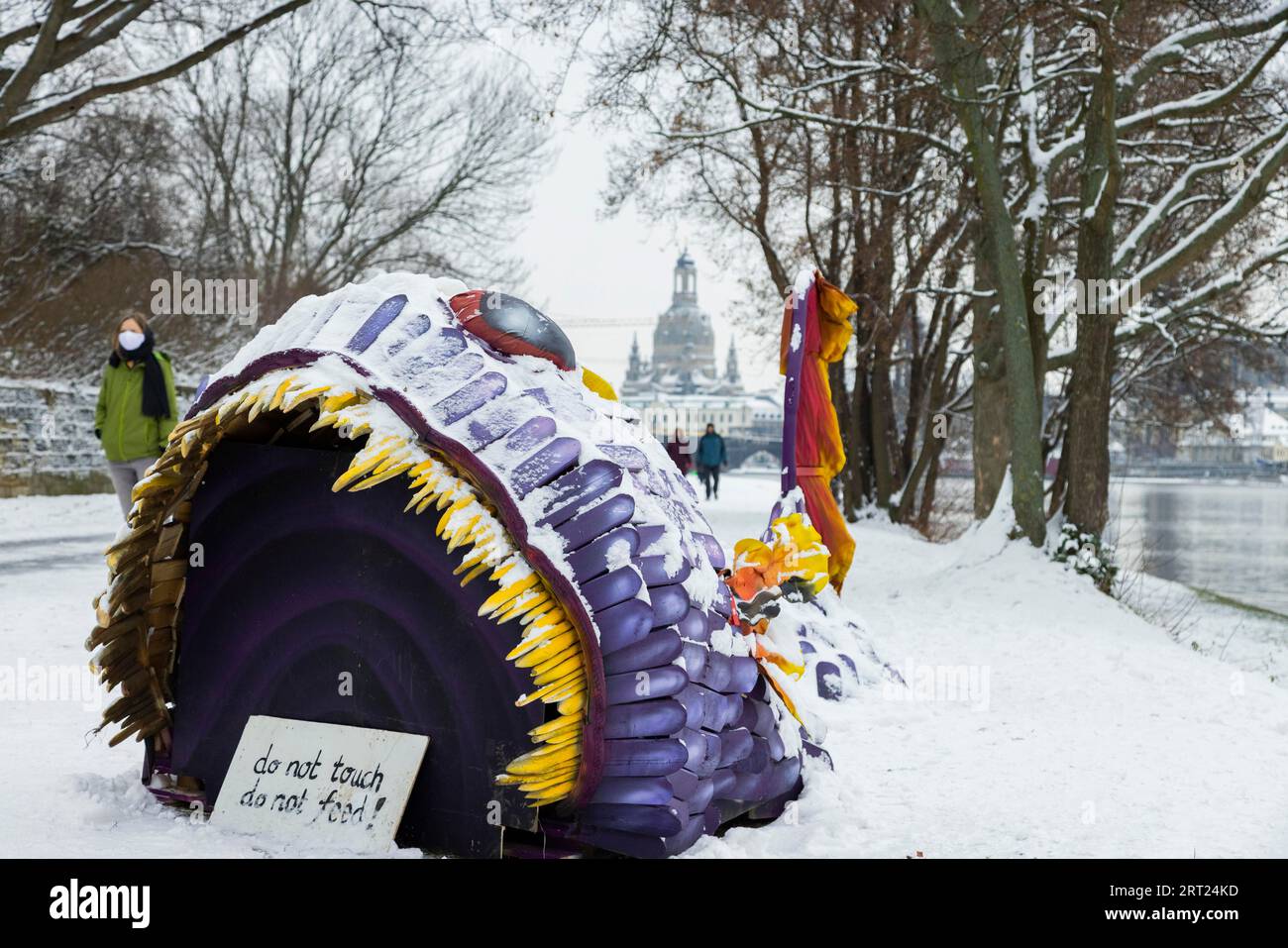 L'objet d'art Erwin 21 attire de nombreux promeneurs le long des berges de l'Elbe Banque D'Images