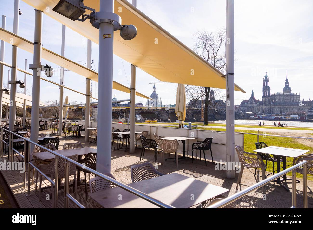 Les tables du restaurant Elbsegler sont désertes dans la première lumière printanière sur les rives de l'Elbe à Dresde, tout attend Banque D'Images
