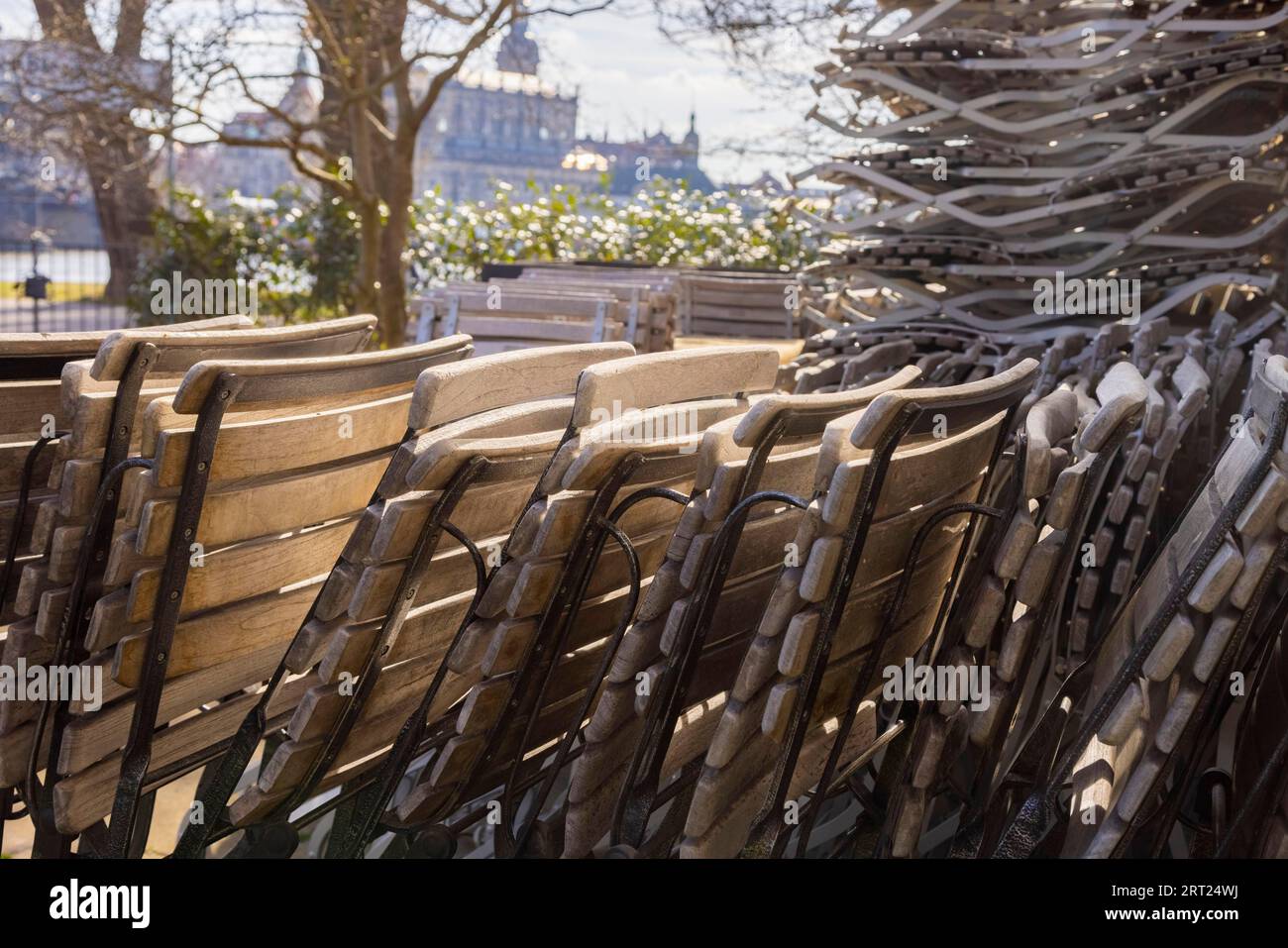 Chaises et tables Biegarten sont désertes dans la première lumière printanière sur les rives de l'Elbe à Dresde, tout est en attente de la détente Banque D'Images