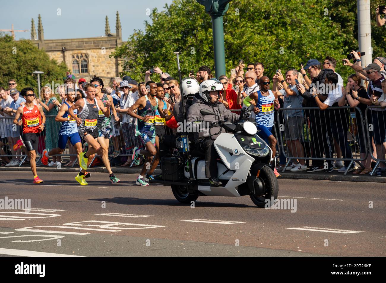 Gateshead, Royaume-Uni. 10 septembre 2023. Great North Run 2023. Sir Mo Farah traverse le pont de Tyne à la tête du peloton Elite masculin dans sa dernière course compétitive. Crédit : Hazel Plater/Alamy Live News Banque D'Images