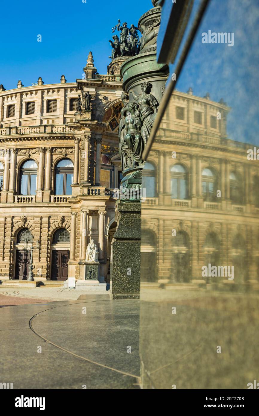 Reflet de l'Opéra Semper dans la base de la statue équestre du roi Jean Banque D'Images