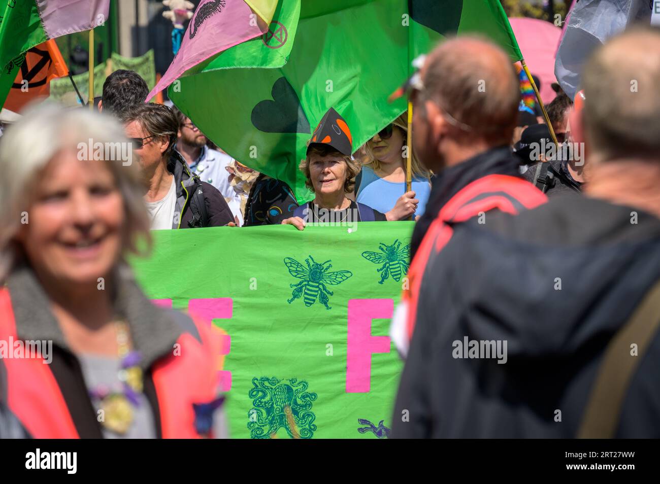 LONDRES - 22 avril 2023 : Age no Barrier : une femme âgée rejoint passionnément le rassemblement de protestation extinction Rebellion à Londres, symbolisant ce climat Banque D'Images