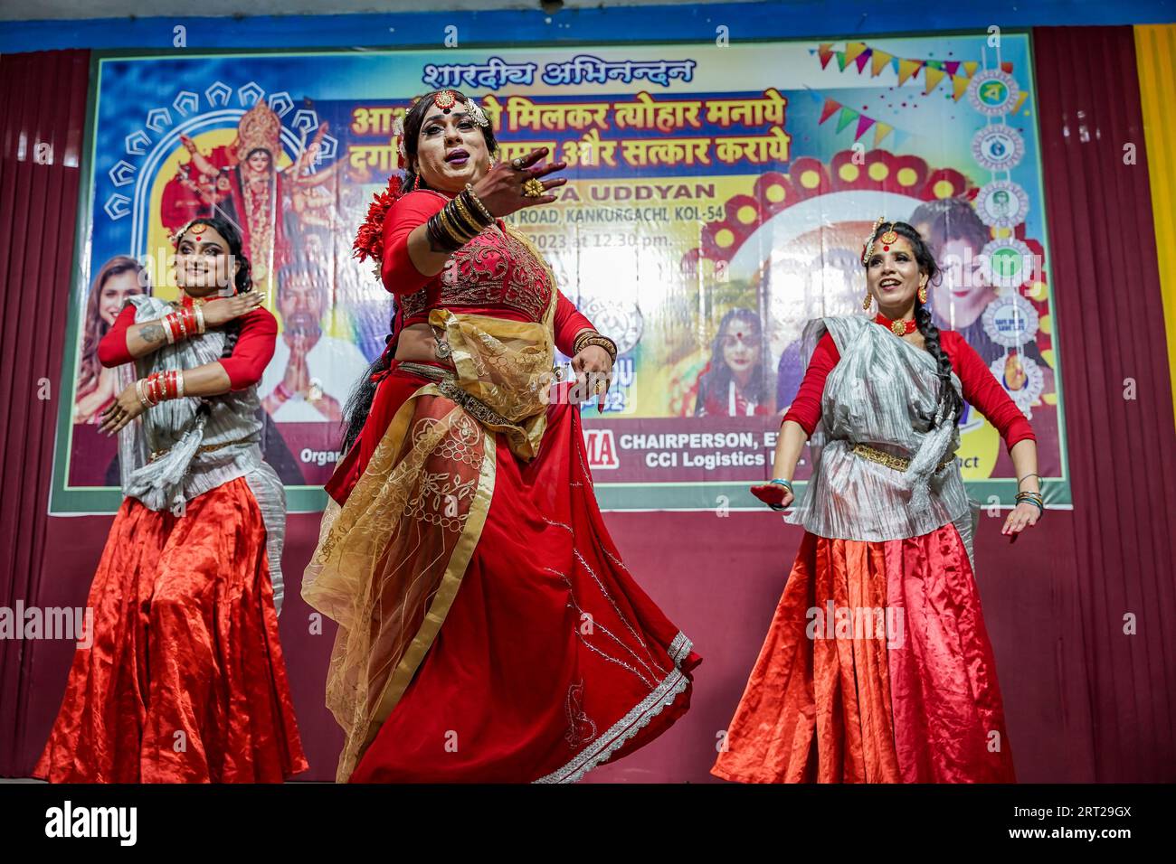 Kolkata, Inde. 10 septembre 2023. Une personne transgenre, avec des co-danseurs, danse sur scène devant une affiche imprimée avec la déesse hindoue 'Durga'. Près de 600 personnes transgenres de la communauté transgenre de Kolkata, en Inde, participent à une soirée dansante avant le plus grand festival du Bengali, Durga Puja, avec un programme de lutte pour l'égalité. (Photo de JIT Chattopadhyay/SOPA Images/Sipa USA) crédit : SIPA USA/Alamy Live News Banque D'Images