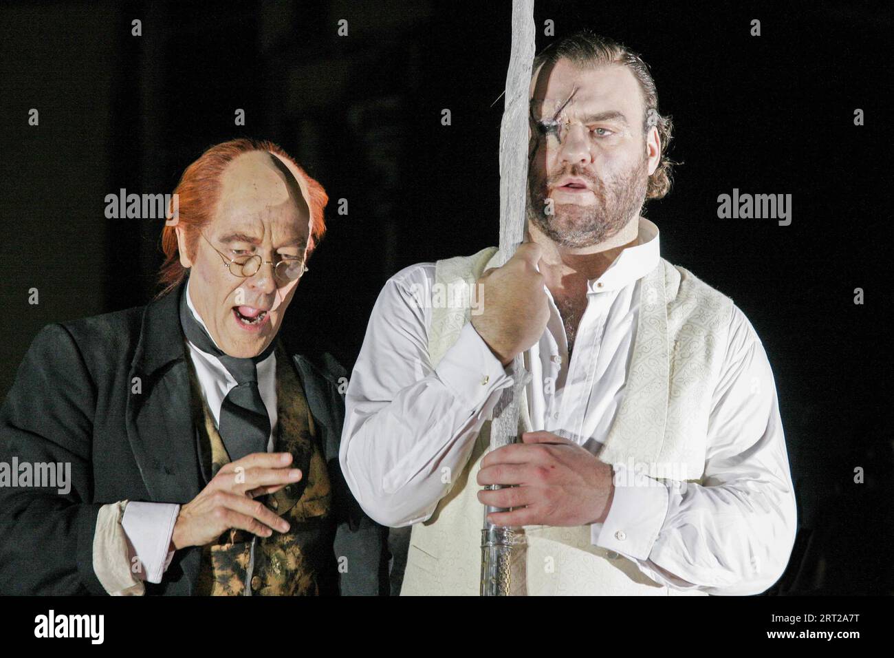 de gauche à droite : Philip Langridge (Loge), Bryn Terfel (Wotan) dans DAS RHEINGOLD de Wagner au Royal Opera, Covent Garden London WC2 18/12/2004 Chef d'orchestre : Antonio Pappano décor : Stefanos Lazaridis costumes : Marie-Jeanne Lecca éclairage : Wolfgang Gobbel réalisateur : Keith Warner Banque D'Images