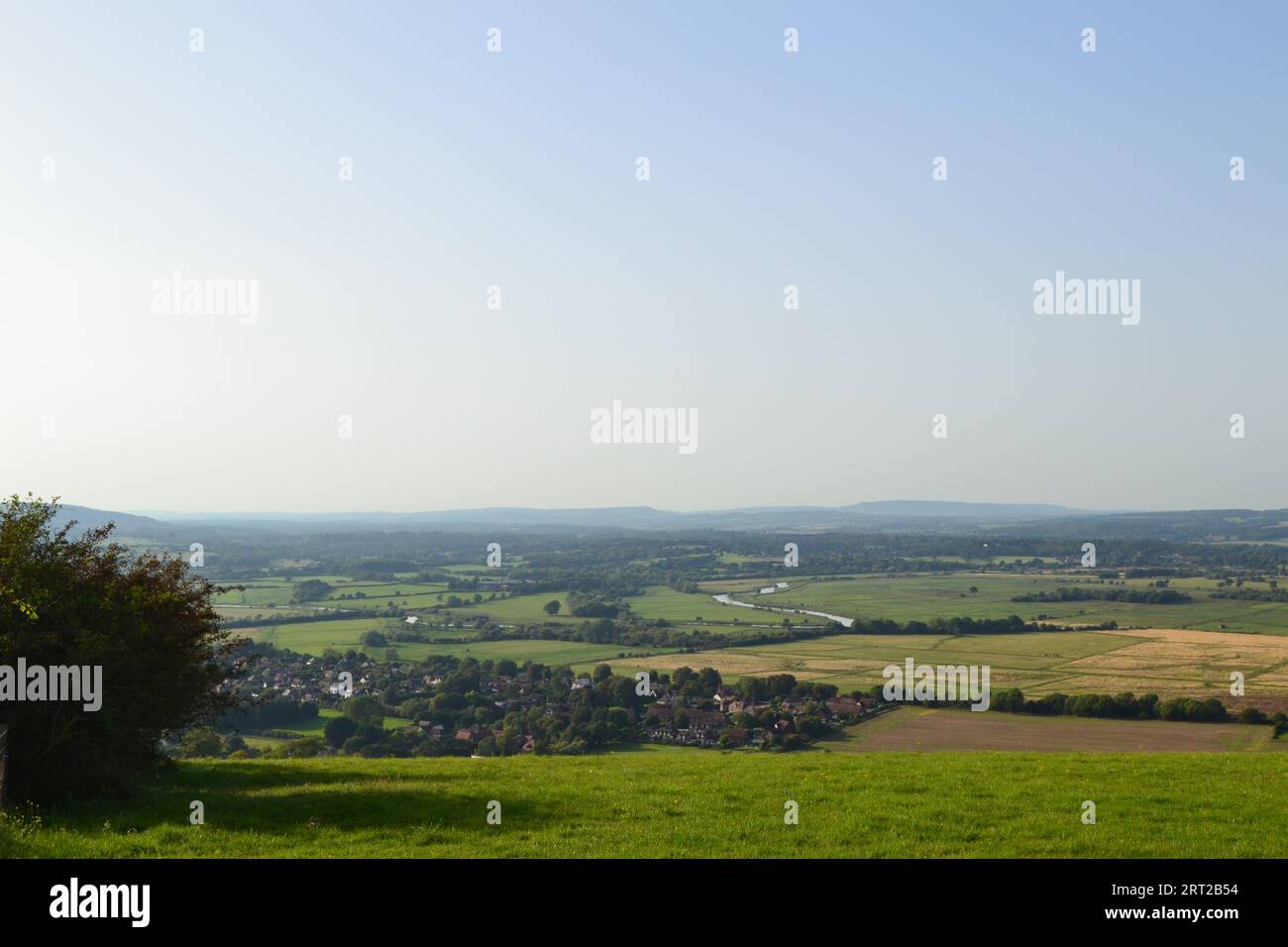 Vue depuis Springhead Hill, entre Rackham et Kithurst Hill sur South Downs Way près d'Amberley et Storrington. Rivière Arun à mi-distance Banque D'Images