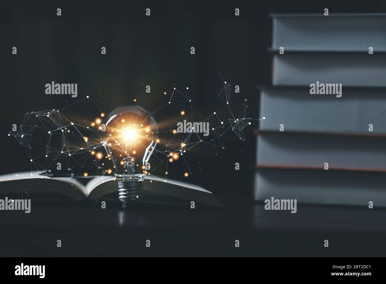 Ampoule avec livre, concept d'idée pour l'idée d'innovation, puissance de la connaissance, puissance de la lecture, auto-apprentissage, connaissance de l'éducation. Enseignement sur Internet c Banque D'Images