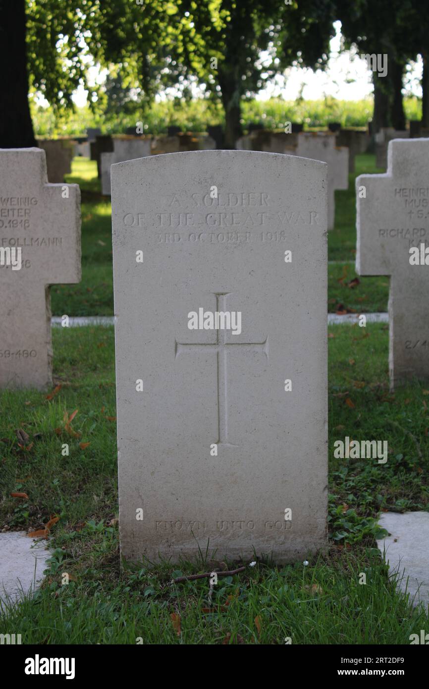 Un soldat britannique inconnu de la Grande Guerre dans la section allemande du cimetière militaire le Cateau, Commonwealth War graves Commission Banque D'Images