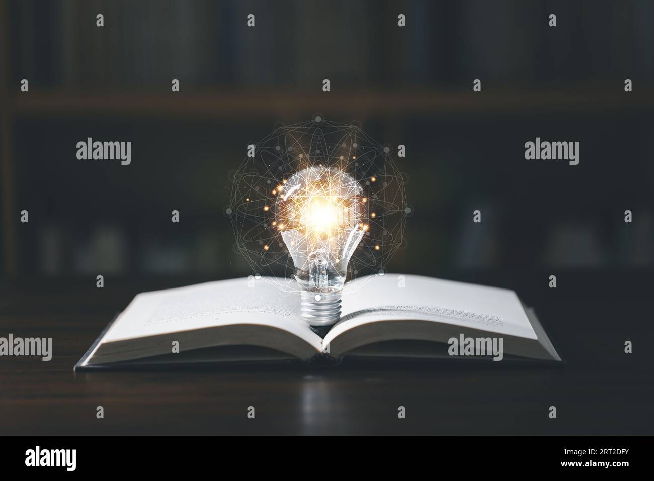 Ampoule avec livre, concept d'idée pour l'idée d'innovation, puissance de la connaissance, puissance de la lecture, auto-apprentissage, connaissance de l'éducation. Enseignement sur Internet c Banque D'Images