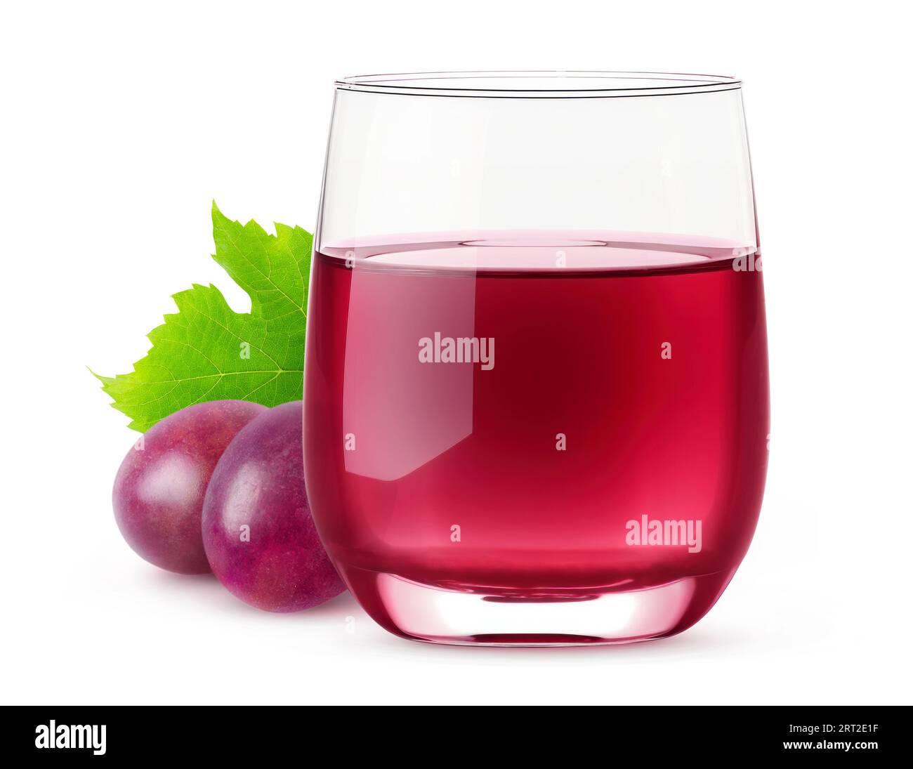 Jus de raisin rouge dans un verre, isolé sur fond blanc Banque D'Images