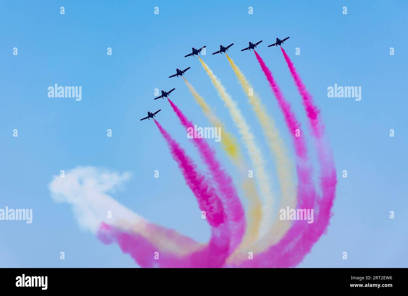 La Patrulla Aguila de l'armée de l'air espagnole faisant une pirouette aux couleurs du drapeau espagnol. Banque D'Images