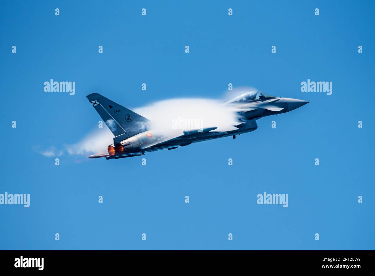 C16 Eurofighter Typhoon avion de chasse de l'armée de l'air espagnole sur un vol d'exposition, créant des nuages de condensation autour de lui. Banque D'Images