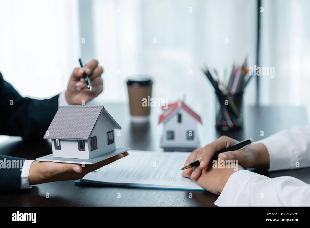 Jeune femme rencontrant un banquier pour un prêt immobilier, concept immobilier. Formulaire de demande de prêt hypothécaire approuvé, concernant l'offre de prêt hypothécaire pour et Hou Banque D'Images