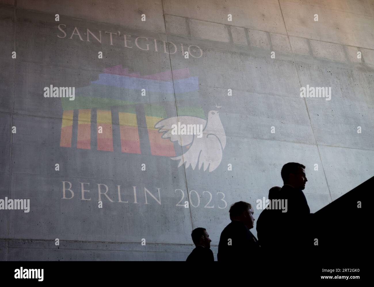 Berlin, Allemagne. 10 septembre 2023. Les visiteurs montent un escalier à la salle de musique Verti pendant la réunion de la Communauté de Sant'Egidio. Cette année, une réunion se tient à Berlin sous le slogan "oser la paix. Religions et cultures en dialogue ». Sant'Egidio est une communauté chrétienne fondée par A. Riccardi à Rome en 1968. Crédit : Hannes P. Albert/dpa/Alamy Live News Banque D'Images