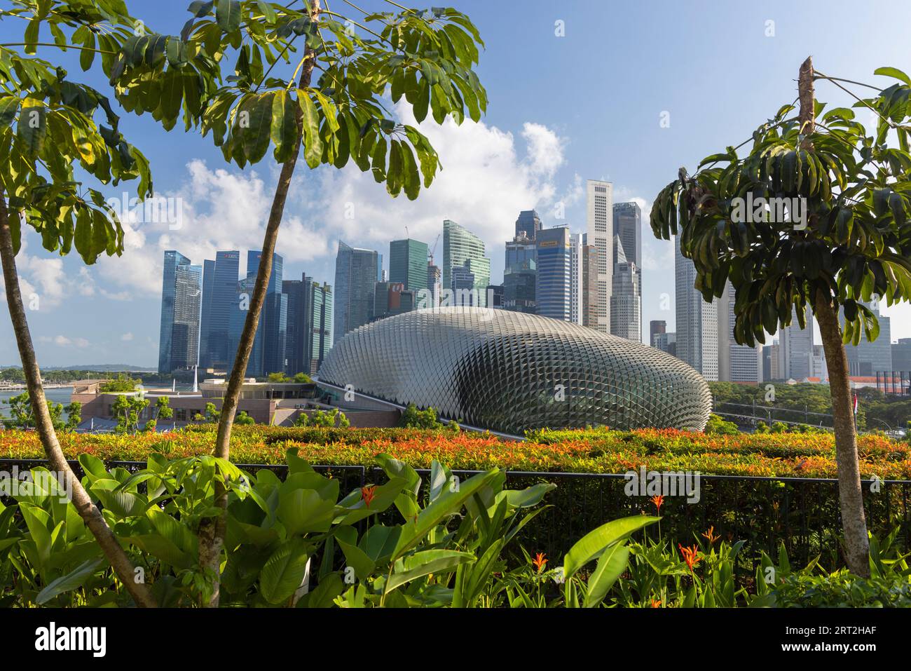 Gratte-ciel du quartier central des affaires et théâtres sur la baie, Singapour Banque D'Images