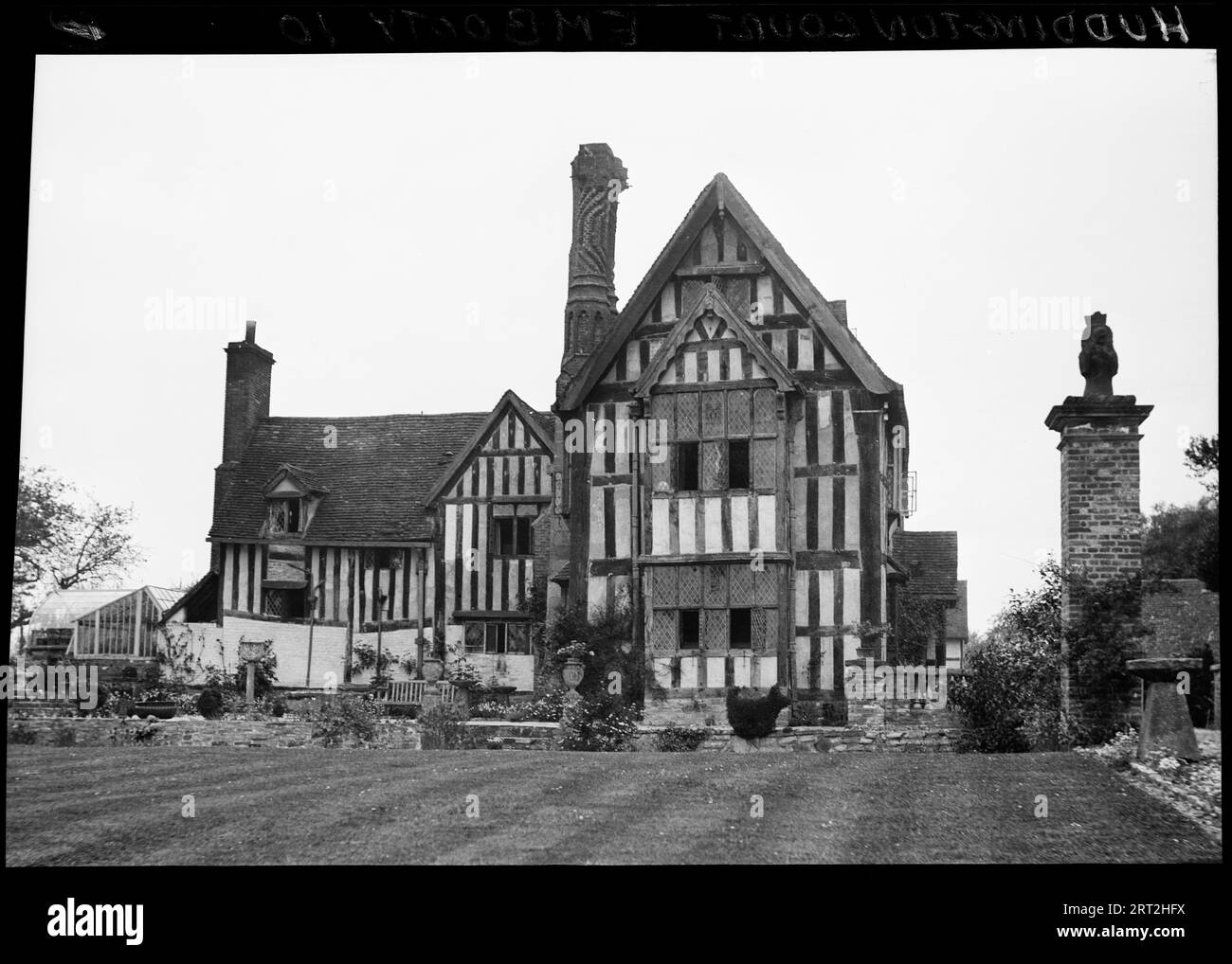 Huddington court, Huddington, Wychavon, Worcestershire, 1940-1948. Vue extérieure de Huddington court et des jardins, avec vue sur l'arrière du bâtiment depuis l'aile est et une cheminée extérieure originale du 16e siècle. La cour est située sur une île dans un fossé rempli d'eau, et a été habitée par la famille Wintour au 17e siècle. On pense qu'il s'agit du site où Robert Catesby a créé le complot Gunpower en 1604. Wintour peut également être orthographié Wyntour. Banque D'Images
