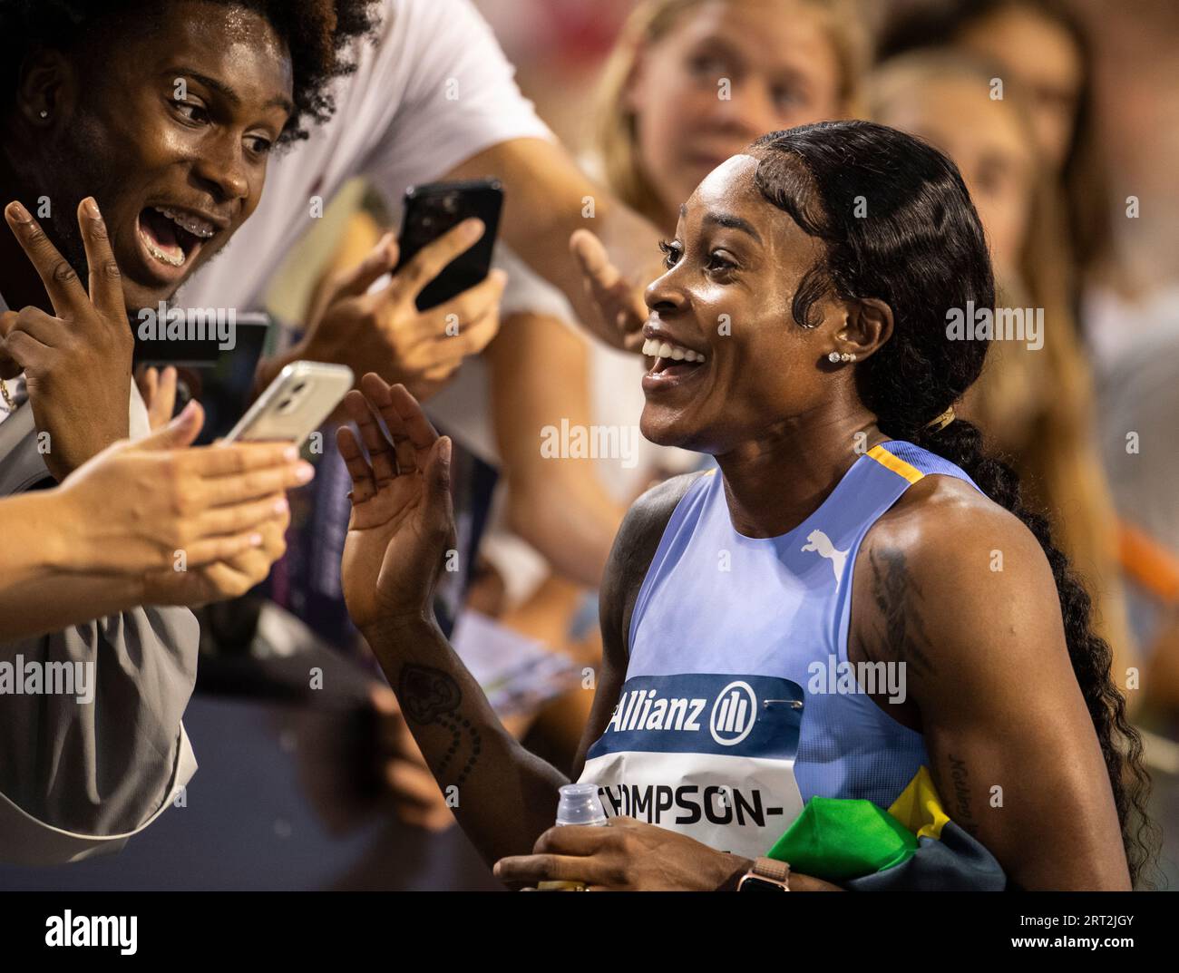 Elaine Thompson-Herah, de Jamaïque, signe des autographes pour les supporters après avoir concouru au 100m féminin à l’Allianz Memorial Van Damme au King Baudoui Banque D'Images